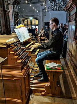 Organist an der Orgel im Dom zu Salzburg